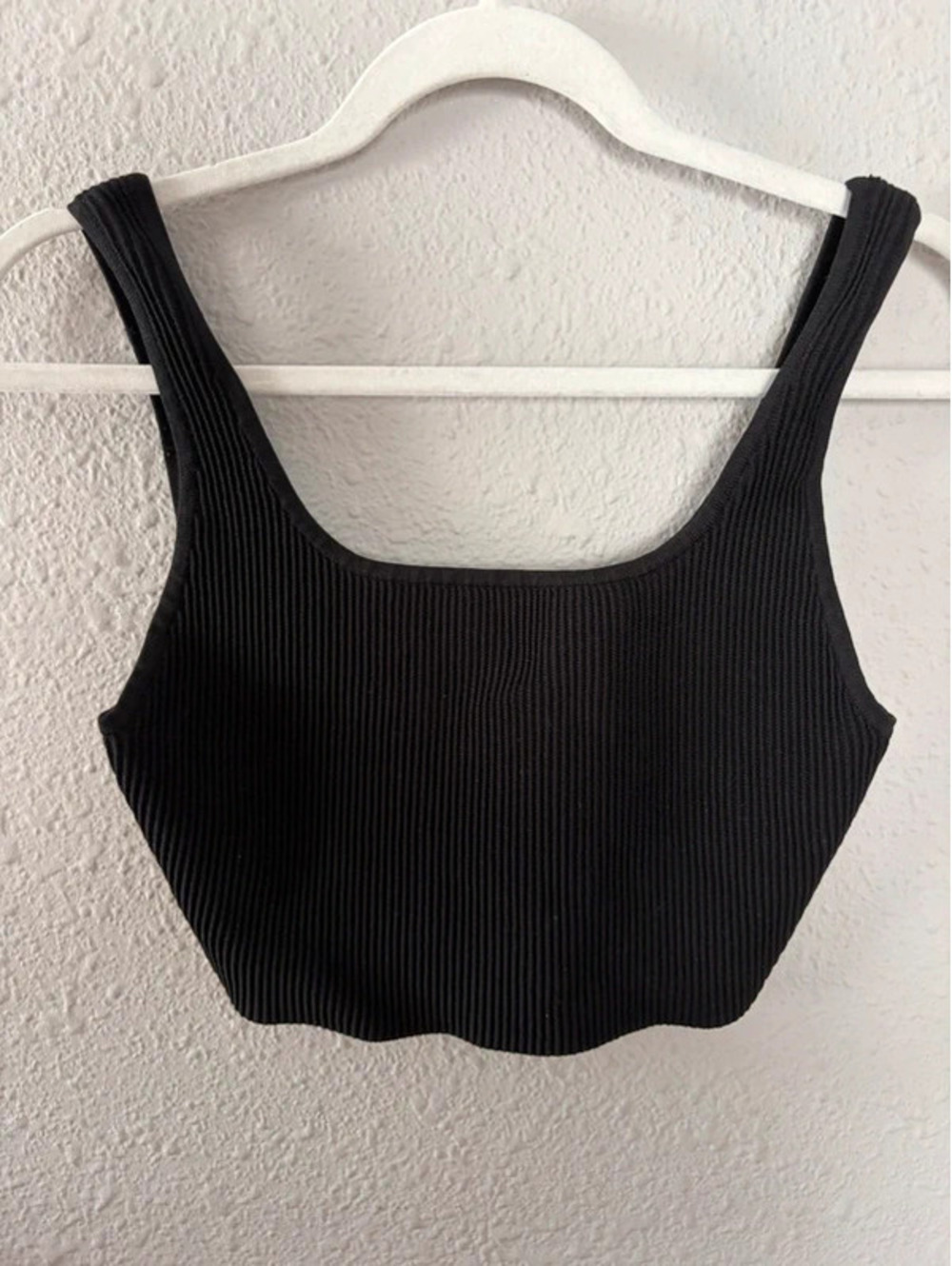 Babaton Aritzia Black ribbed cropped tank size M. Thicker fabric